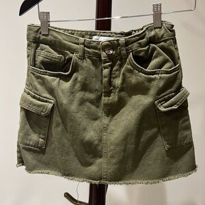Navy green mini cargo skirt. Size 13-14